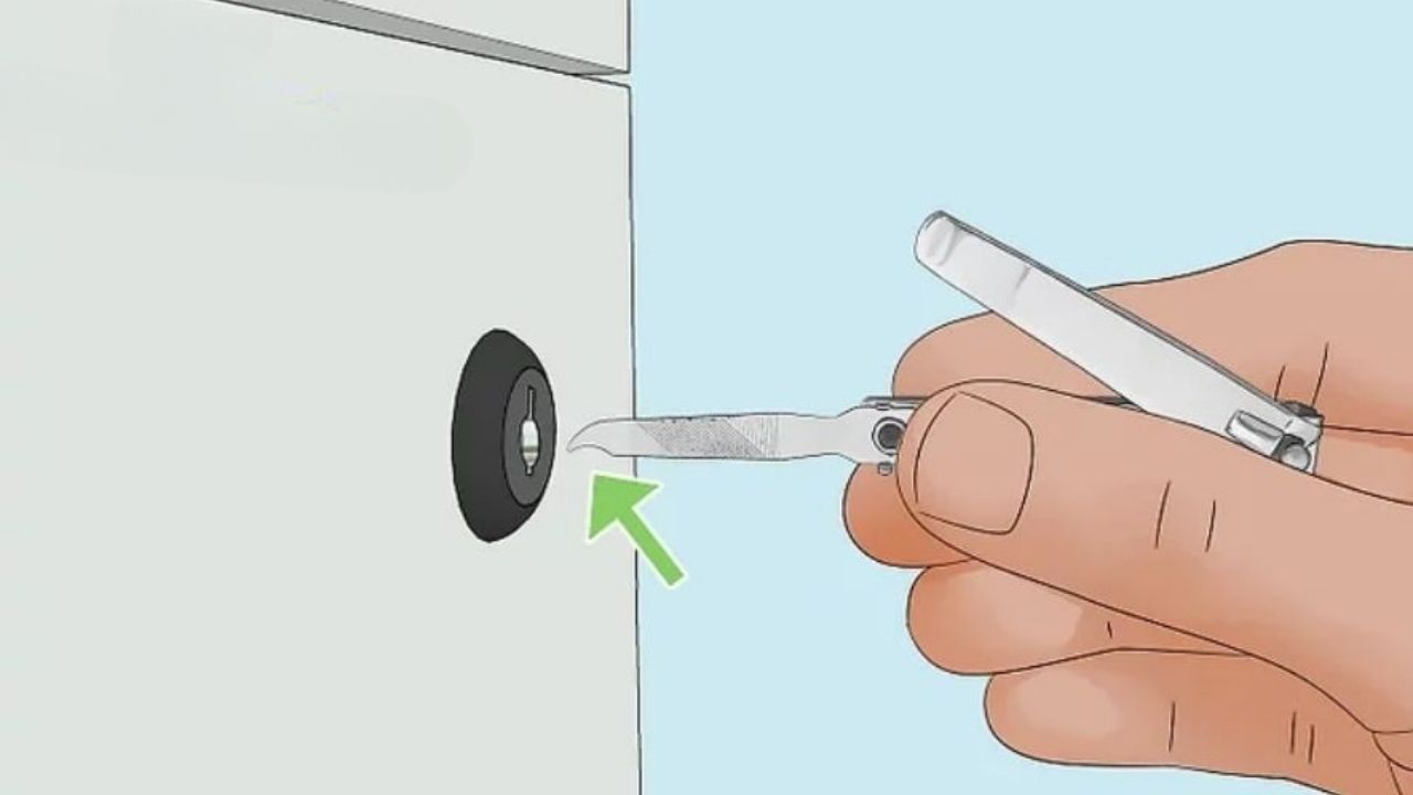 Cách Mở Khóa Tủ Gỗ Khi Mất Chìa Bằng Bấm Móng Tay