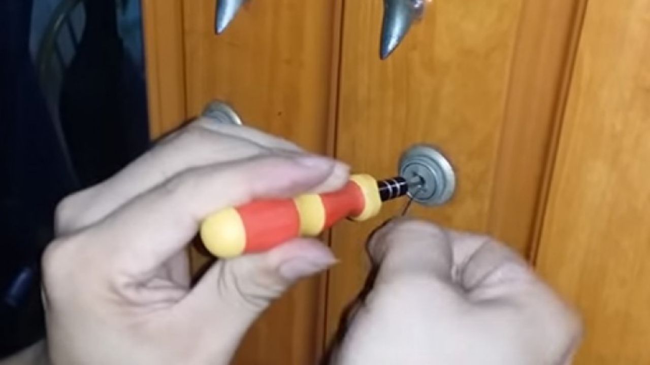 Cách Mở Khóa Tủ Không Cần Chìa Khóa Bằng Tua Vít