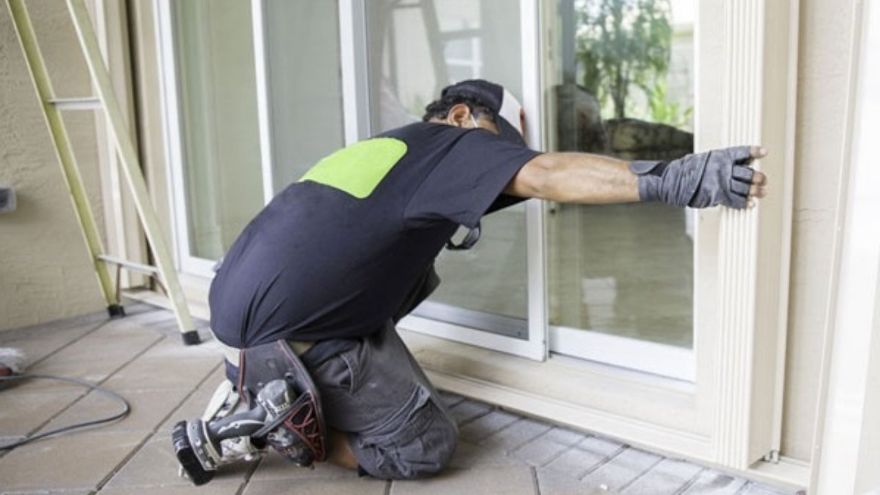 Điều chỉnh độ nghiêng của cánh cửa