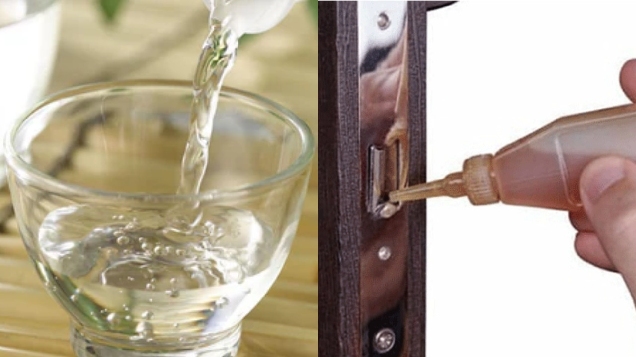 Giấm có tính axit nhẹ, giúp loại bỏ lớp gỉ sét bám trên ổ khóa