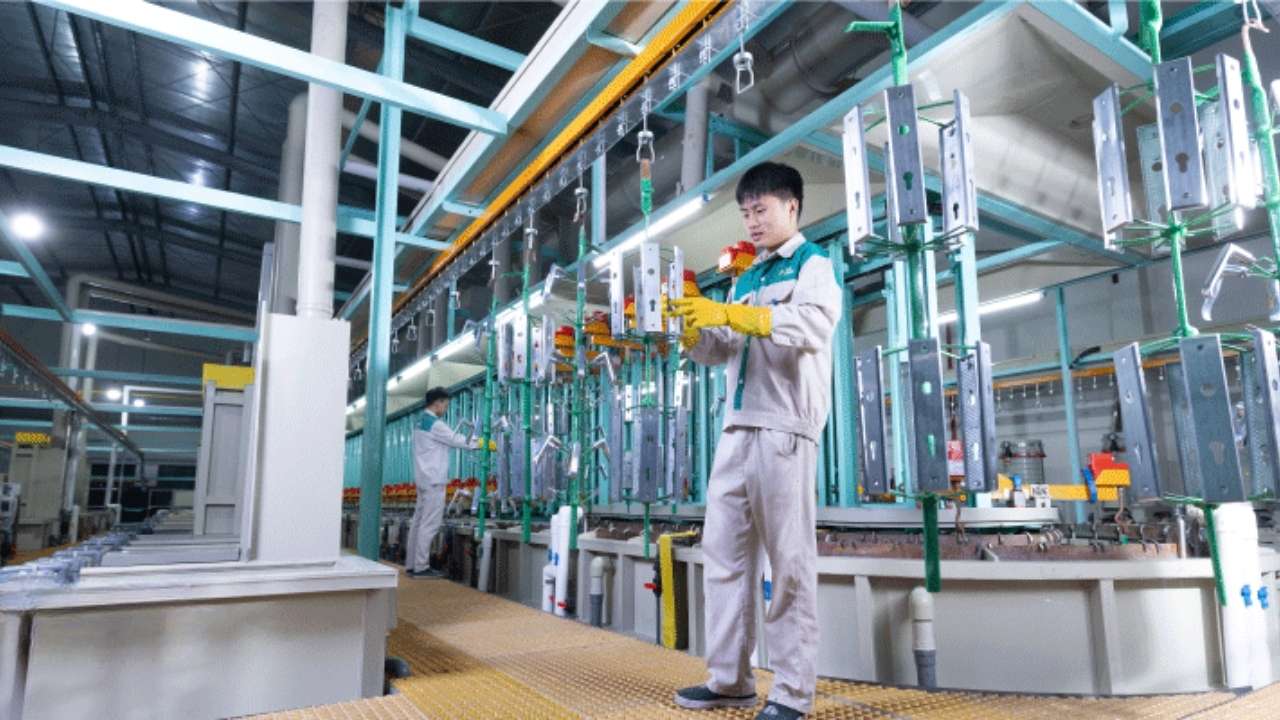Khóa Huy Hoàng tiên phong áp dụng công nghệ sơn tĩnh điện